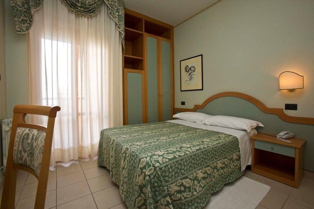 Hotel Brezza Rimini Exterior photo