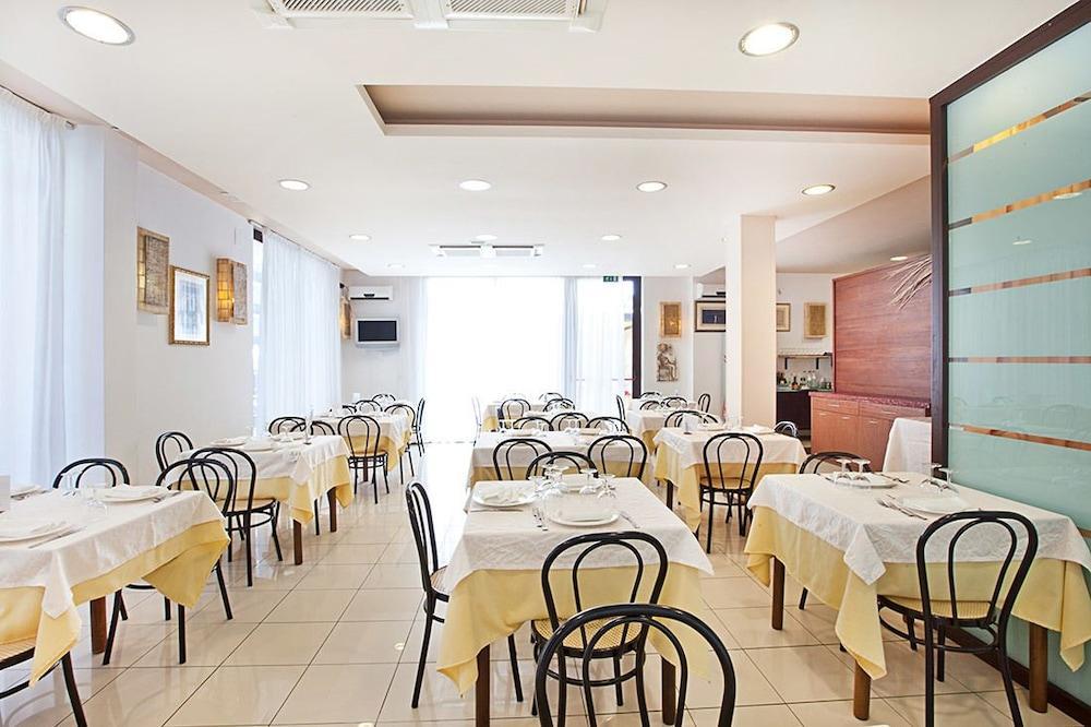 Hotel Brezza Rimini Exterior photo
