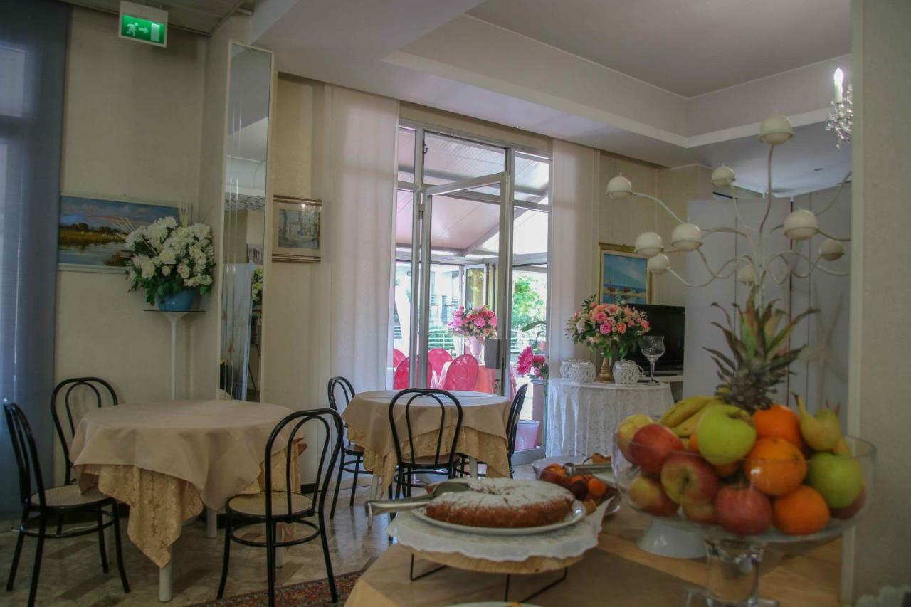 Hotel Brezza Rimini Exterior photo